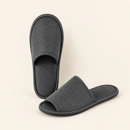 Paire de chaussons gris pour chambre d’hôtel