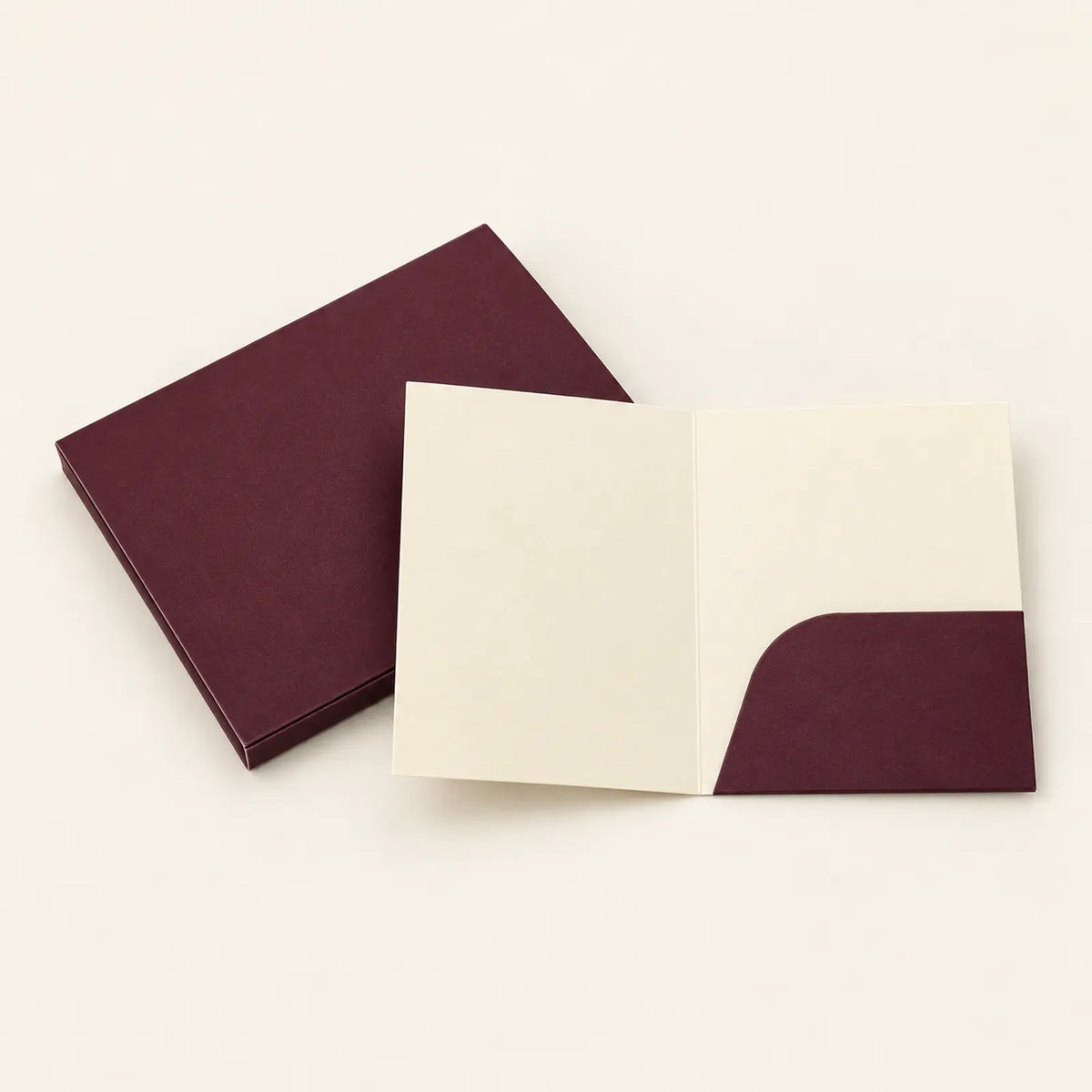 Étuis pour cartes de chambre d’hôtel en coloris bordeaux et ivoire